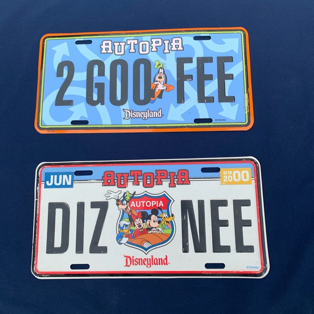 RARE Disneyland AUTOPIA LICENSE PLATES: DIZ NEE + 2 GOO FEE Disney Collectables
